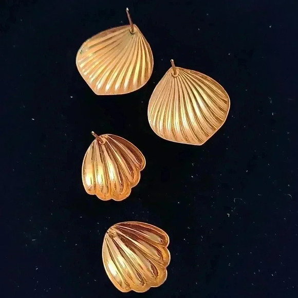 Shell shaped tri tone Gold filled earrings for pierced ears. - Picture 2 of 3